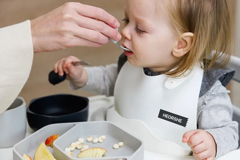 Lätzchen, die Essensreste auffangen – Detail 1