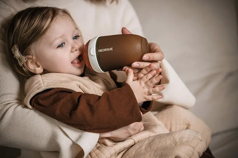 Wie man ein Baby mit der Flasche füttert – 1s